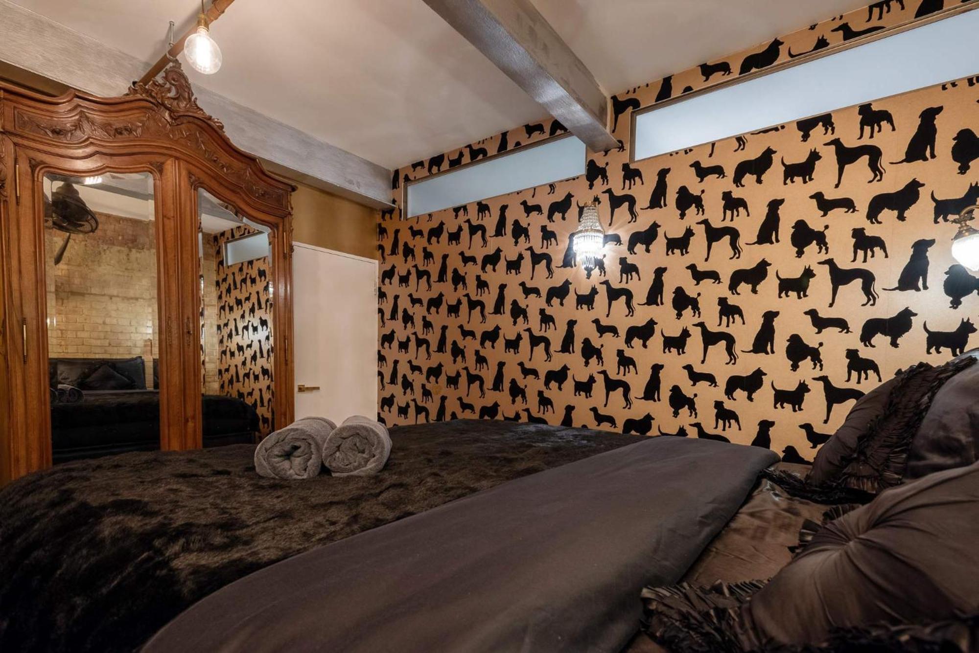 Amazingly Luxurious Loft Apartment, Soho - 3 Bedrooms, 2 Bath & Office Londra