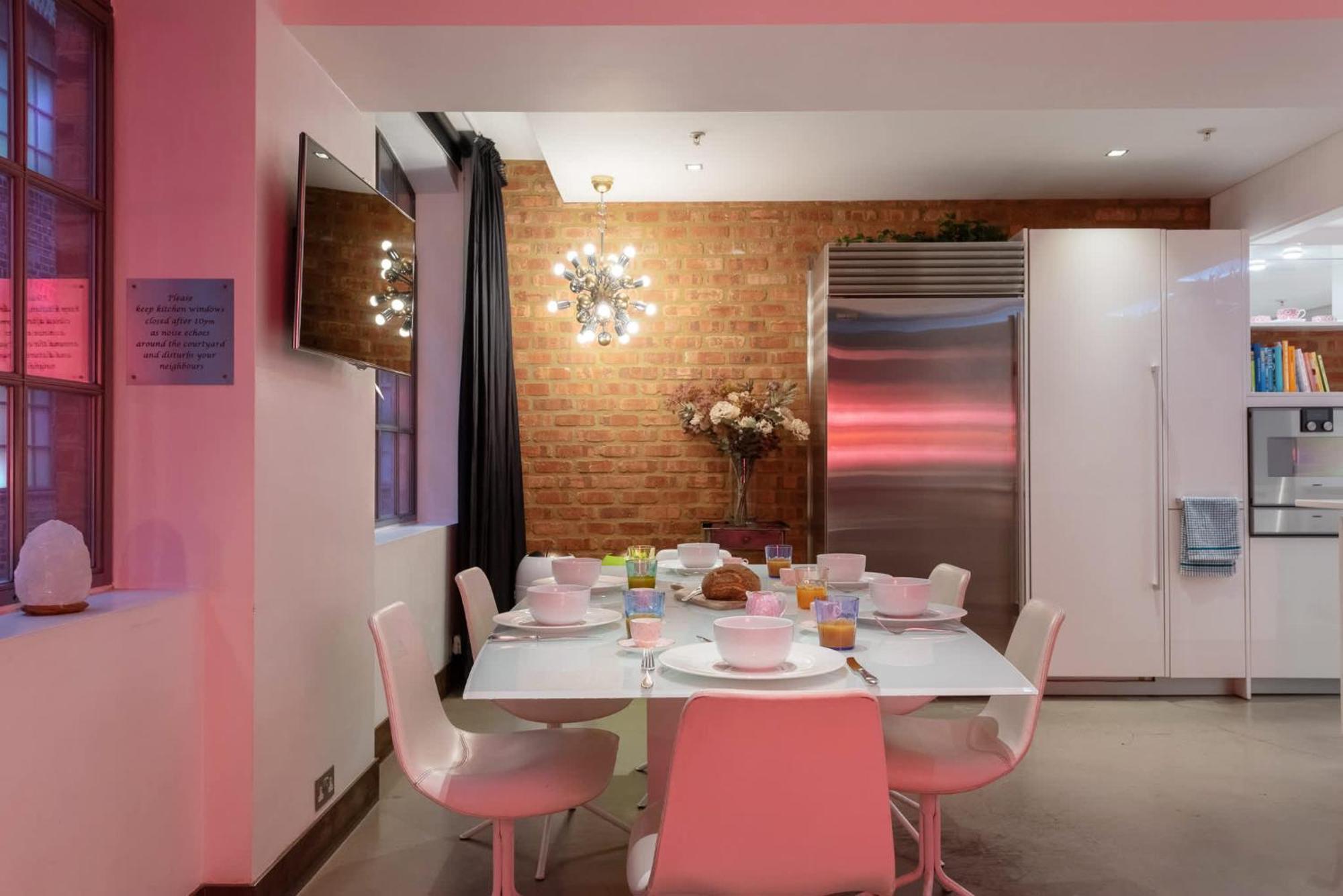 Amazingly Luxurious Loft Apartment, Soho - 3 Bedrooms, 2 Bath & Office Londra