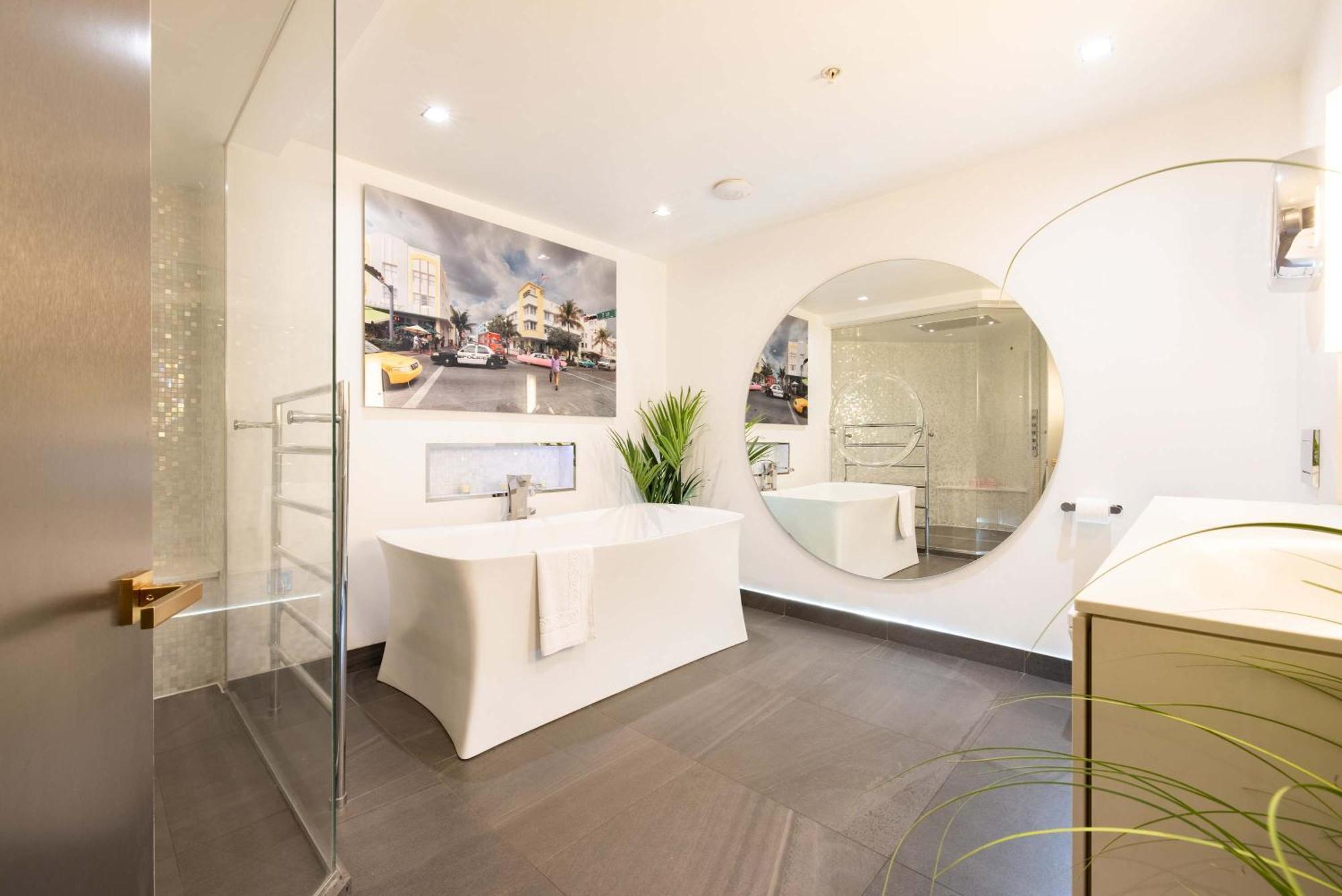 Amazingly Luxurious Loft Apartment, Soho - 3 Bedrooms, 2 Bath & Office