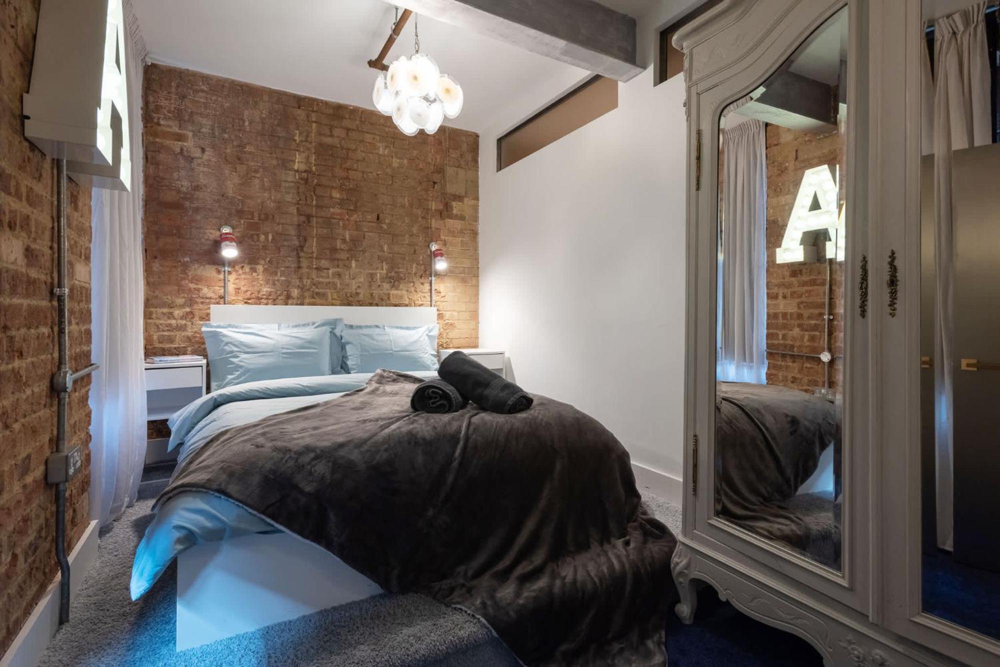 Amazingly Luxurious Loft Apartment, Soho - 3 Bedrooms, 2 Bath & Office * Londra