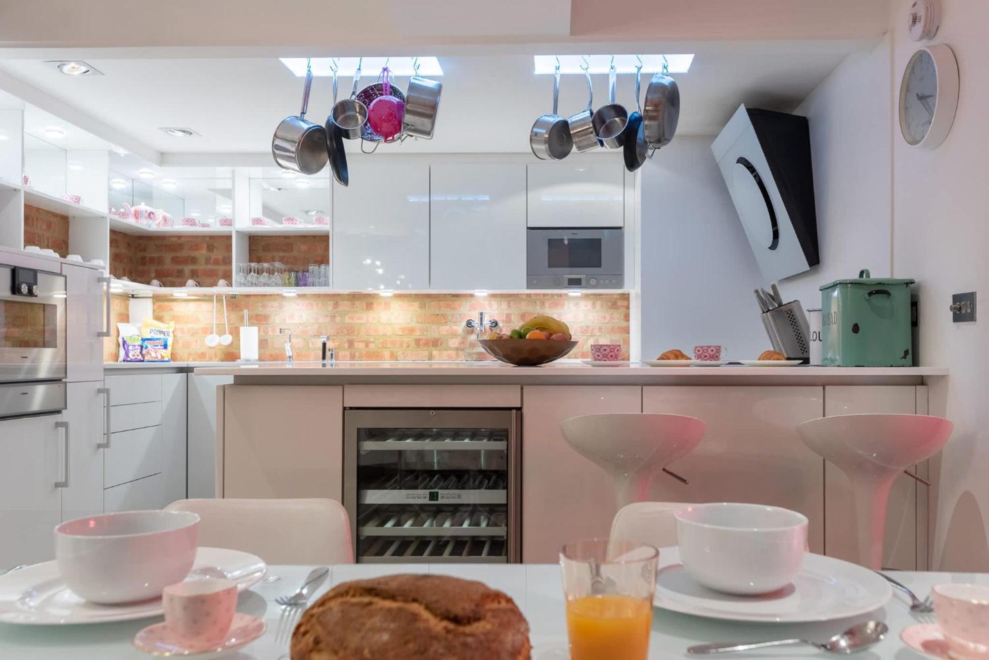 Amazingly Luxurious Loft Apartment, Soho - 3 Bedrooms, 2 Bath & Office * Londra
