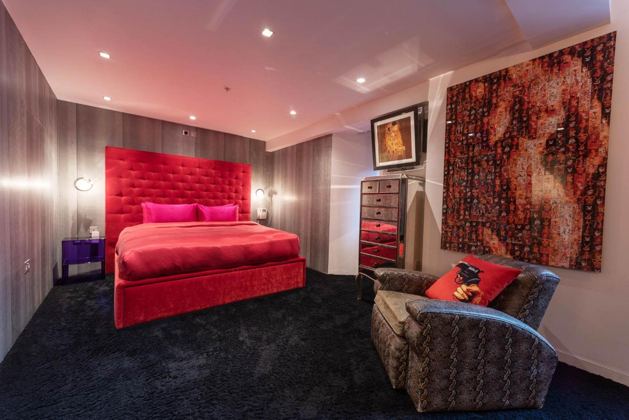 Amazingly Luxurious Loft Apartment, Soho - 3 Bedrooms, 2 Bath & Office Londra