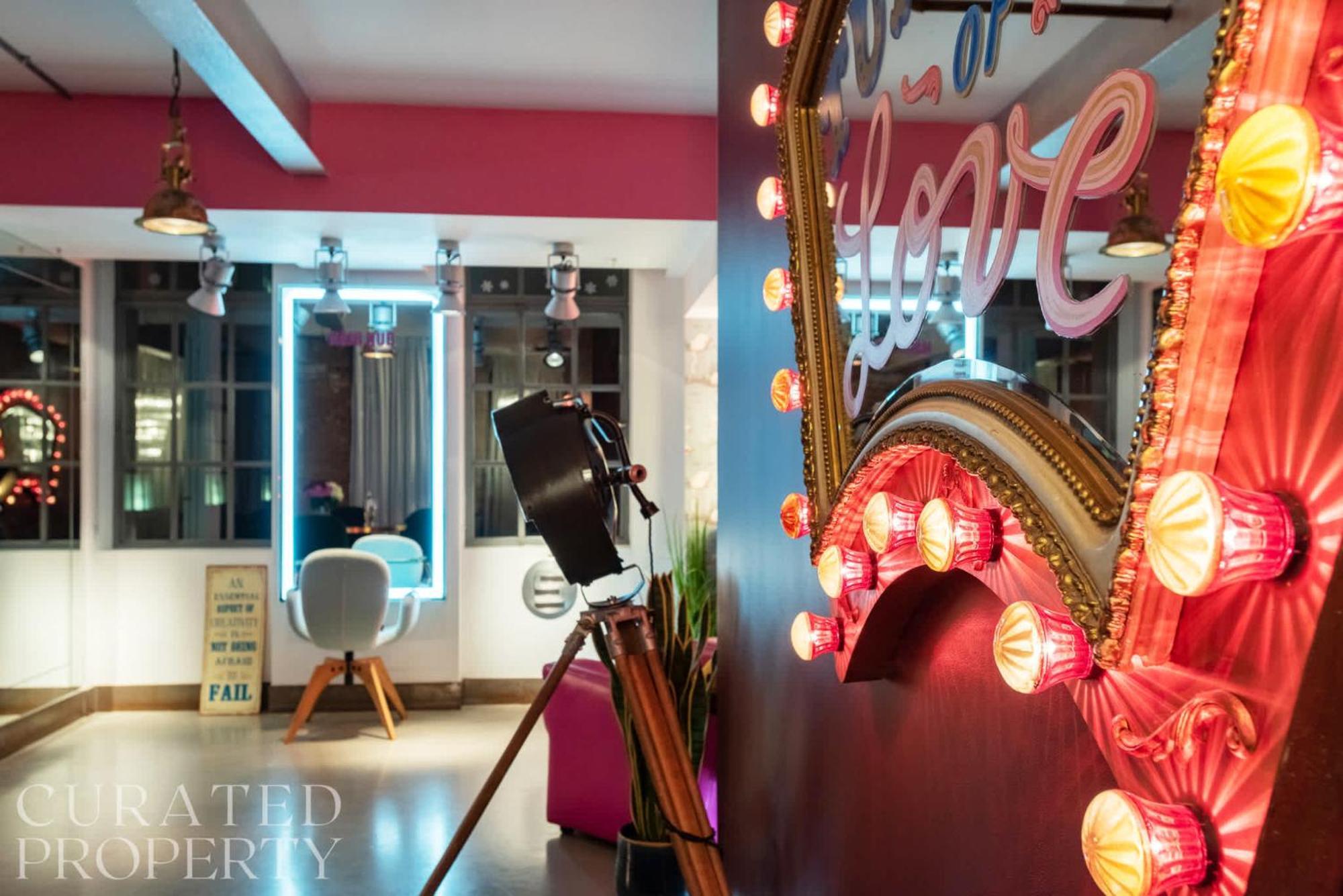Amazingly Luxurious Loft Apartment, Soho - 3 Bedrooms, 2 Bath & Office Londra
