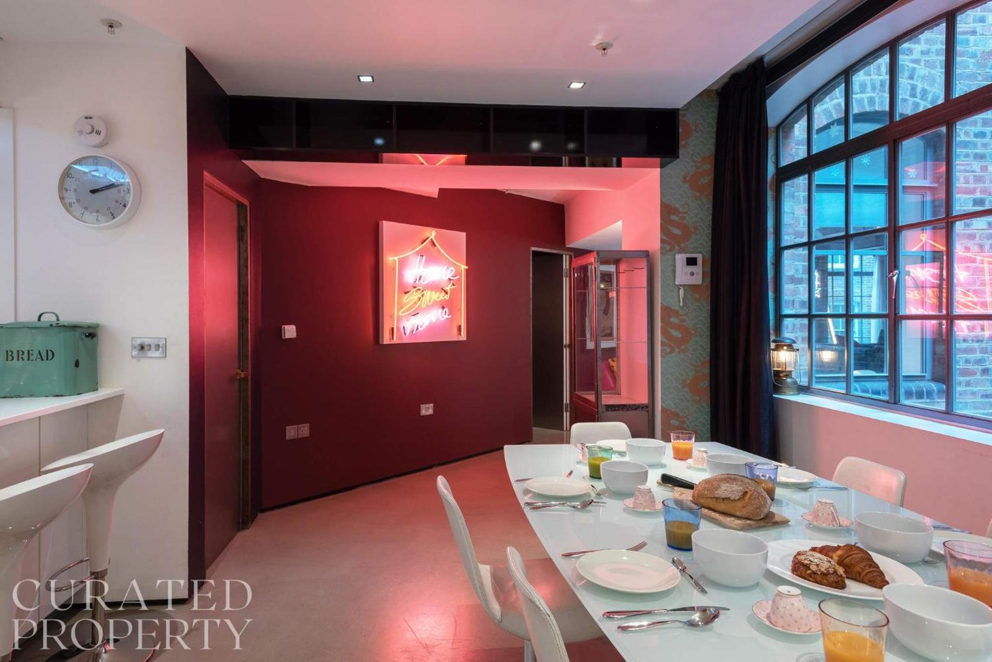 Amazingly Luxurious Loft Apartment, Soho - 3 Bedrooms, 2 Bath & Office Londra