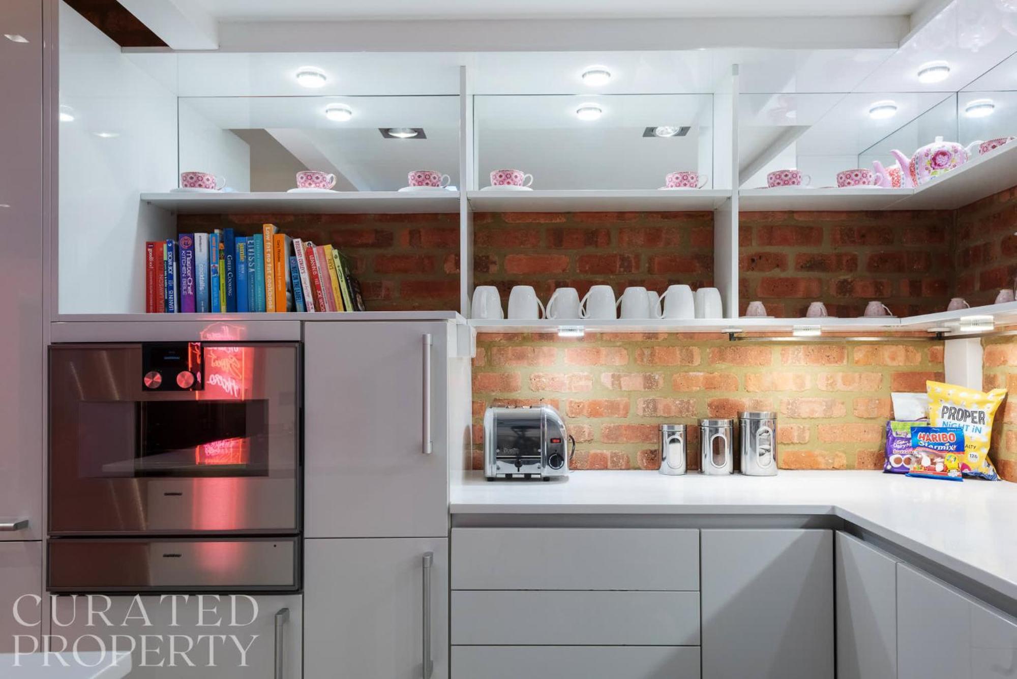 Amazingly Luxurious Loft Apartment, Soho - 3 Bedrooms, 2 Bath & Office * Londra