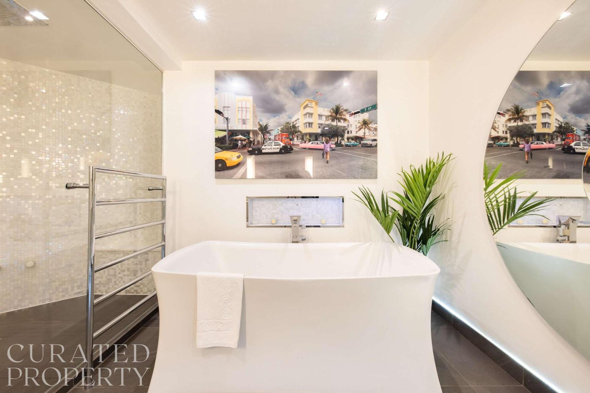 Amazingly Luxurious Loft Apartment, Soho - 3 Bedrooms, 2 Bath & Office Apartment *