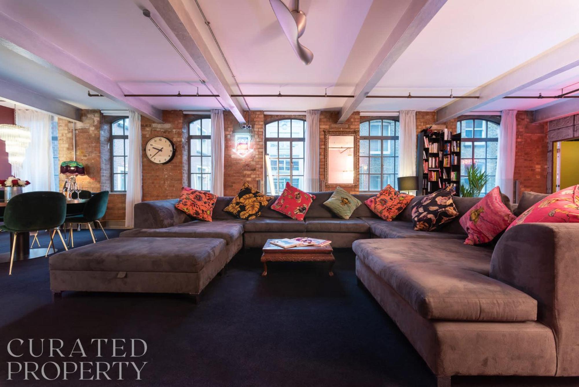 Amazingly Luxurious Loft Apartment, Soho - 3 Bedrooms, 2 Bath & Office Londra